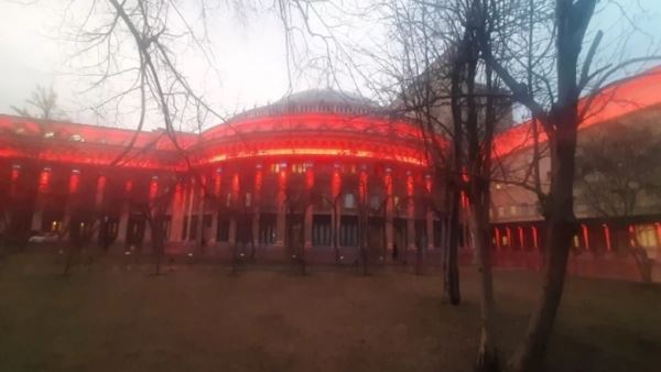 НОВАТ в Новосибирске окрасился в алый цвет в честь Дня гемофилии