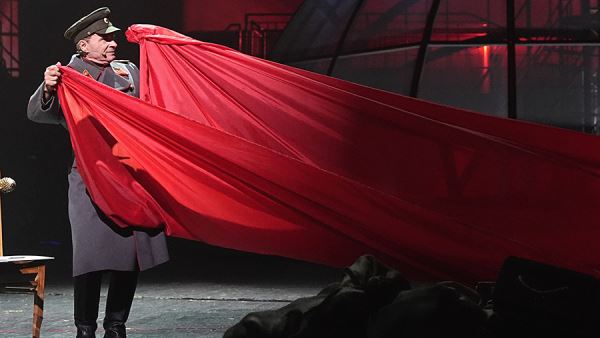 Подвиг народный: в Театре Армии представили премьеру «Знамя Победы»