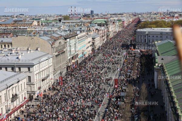 В Петербурге шествие ""Бессмертного полка" собрало 1,1 миллиона человек