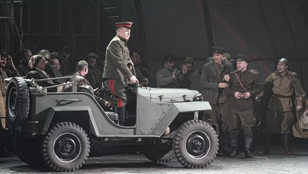 Подвиг народный: в Театре Армии представили премьеру «Знамя Победы»
