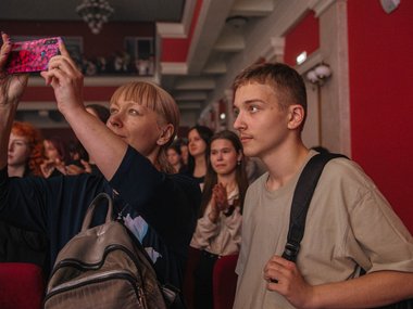 Премьеру драмы «А зори здесь тихие» представили в Краевом музыкальном театре: яркие фото