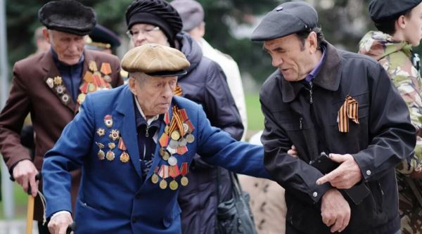 Подарки ветеранам ВОВ: одним дали чай в пакетах, другим — миллионы рублей
