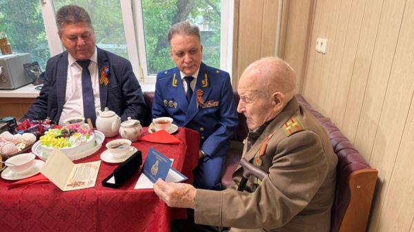 В ЛНР 102-летнему ветерану вручили ключи от нового жилья
