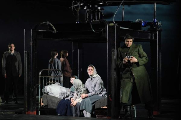 Один в поле воин: в МХТ поставили «Двадцать дней без войны»